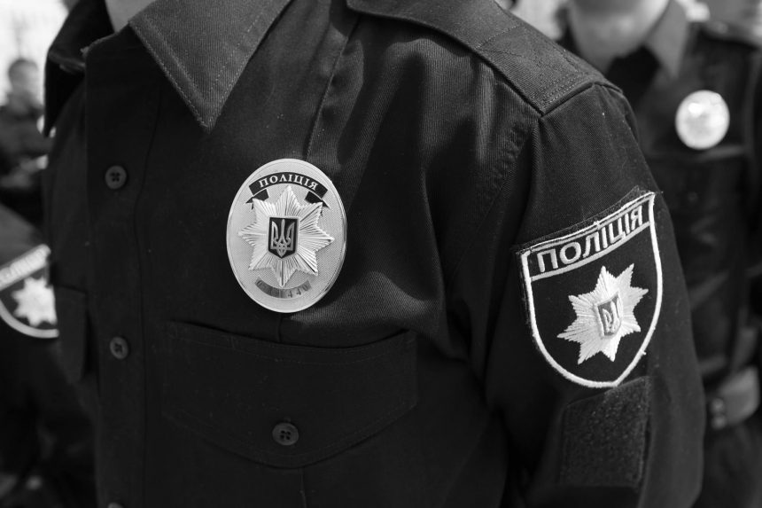 В аеропорту “Київ” чоловік з ножем накинувся на поліцейського