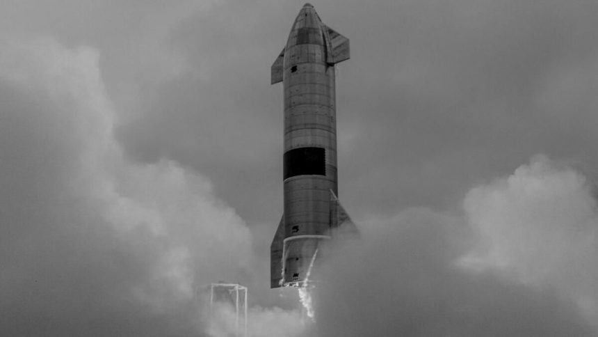Ілон Маск показав величезну ракету Super Heavy з увімкненими двигунами