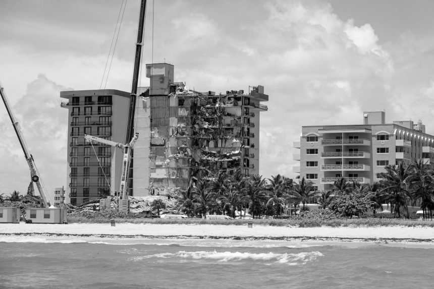 Внаслідок обвалу будинку в Майамі загинуло 97 осіб