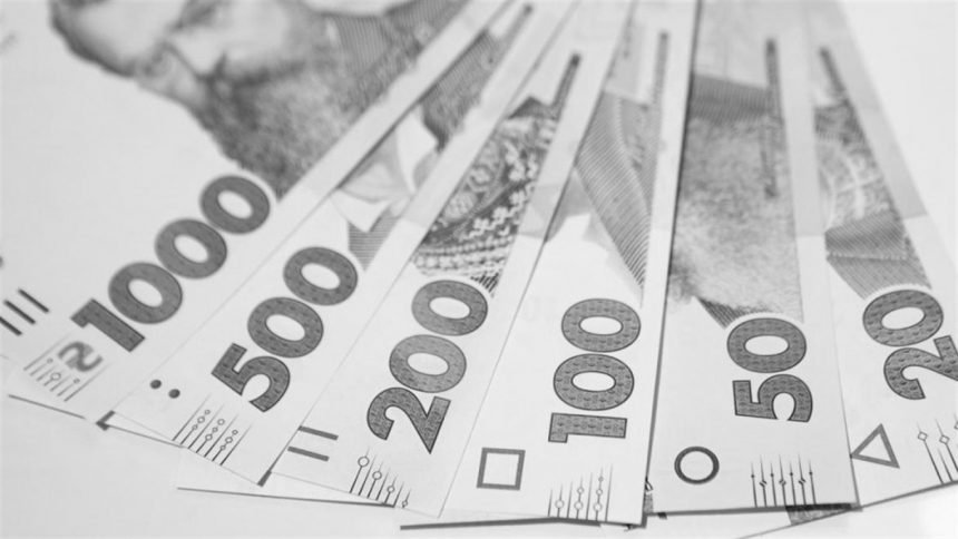 Більше 500 доларів: у Мінекономіки озвучили середню зарплату в Україні та Києві