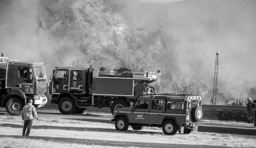 На півдні Франції третій день борються з масштабною лісовою пожежею