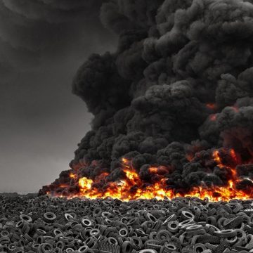 На найбільшому на планеті звалищі шин в Кувейті почалася пожежа.