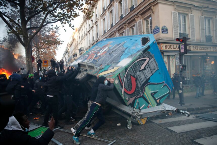 У Франції сотні тисяч вийшли на вулиці проти заходів зі стримування пандемії