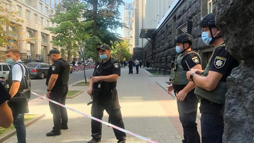Чоловік з гранатою погрожував підірвати Кабмін України
