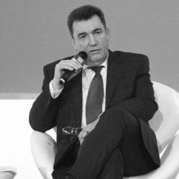 Данілов пояснив, чому РНБО запровадила санкції проти власника “Страна.ua” Гужви
