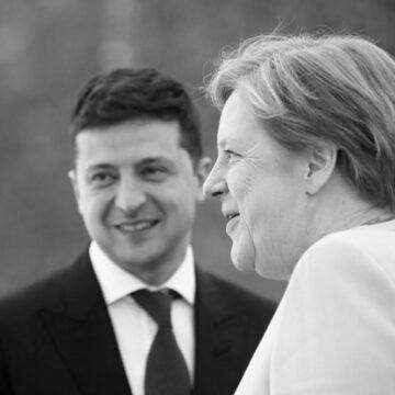Президент нагородив Меркель орденом Свободи за допомогу в боротьбі з РФ