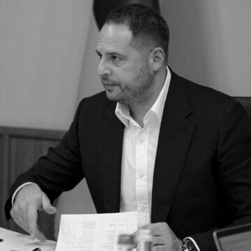 Гарантує Зеленському спокій і комфорт: що розповідають у Слузі народу про вплив Єрмака на президента