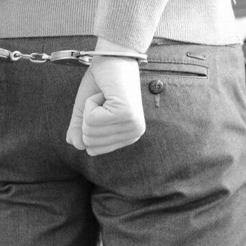 Зривав дзеркала з машин: патрульні затримали чоловіка в Одесі