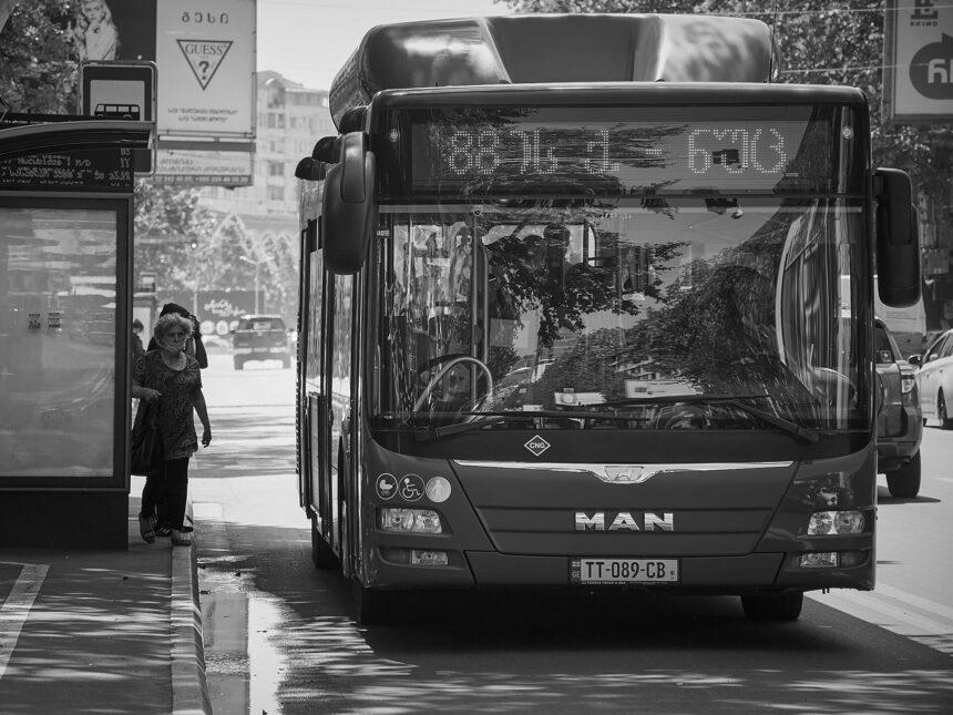У Грузії після місяця локдауну відновив роботу громадський транспорт