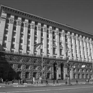 Правоохоронці прийшли з обшуками до апарату КМДА. Справа стосується землі поблизу станції “Сирець”