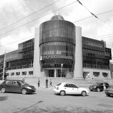 Нацполіція відкрила справу через напад на журналістів “Схем” у кабінеті голови “Укрексімбанку”