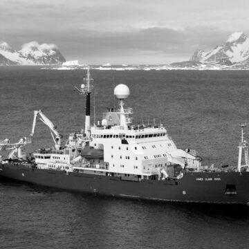 До Одеси прибув придбаний Україною криголам James Clark Ross