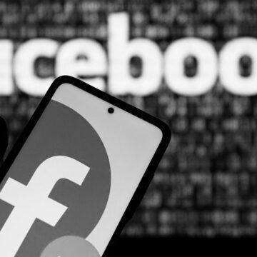 Facebook планує змінити назву