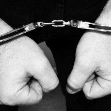 У Маріуполі чоловік зарізав знайомого та забарикадувався із донькою у підвалі: у поліції розповіли про гучне затримання