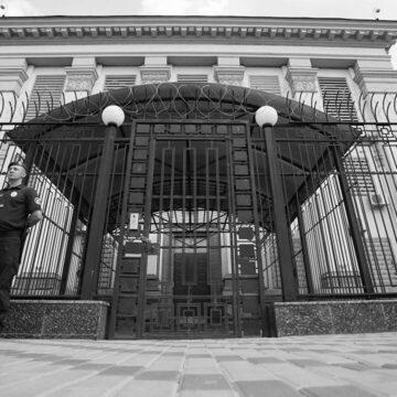 Посольство США в Україні стурбоване нападом на журналістів “Схем”