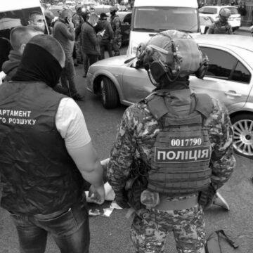 В Одесі чоловік напав з ножем на поліцейського. Його затримував спецназ