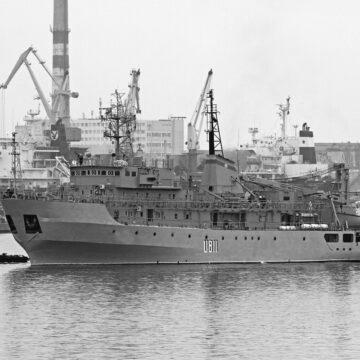Аварійне судно ВМС України буксирують до Одеси