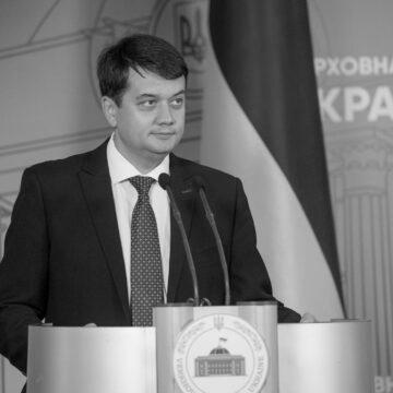 Разумков: Депутатів, які не хочуть голосувати за мою відставку, викликають на Банкову