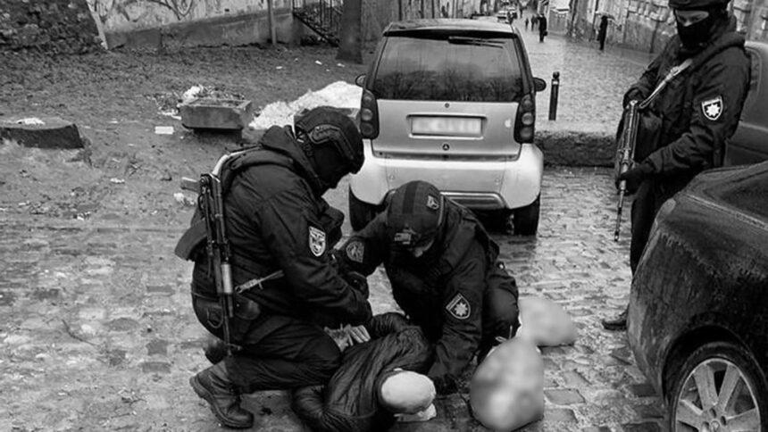 На Львівщині поліцейські затримали зловмисника, причетного до вбивства та замаху на вбивство