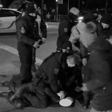 Винуватець ДТП покусав поліцейського та напав на військовослужбовця