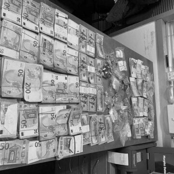 Митники затримали іноземок, які намагались вивезти гроші та прикраси