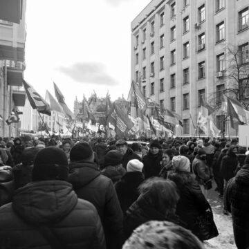 “Володю, ми до тебе йдемо!” – сотні людей рушили на протест до Офіса президента
