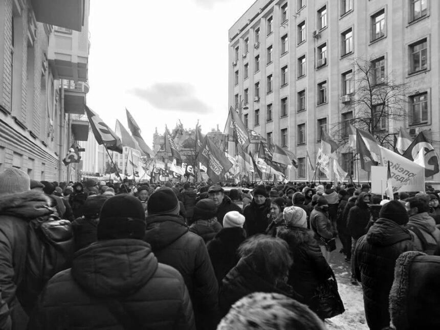 “Володю, ми до тебе йдемо!” – сотні людей рушили на протест до Офіса президента