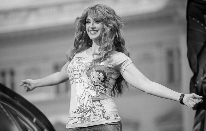 001 Дружина Медведчука таємно виїхала з України (відео)