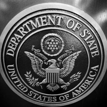 Держдепартамент США наказав дипломатам, які не займають критично важливих посад, виїхати з України