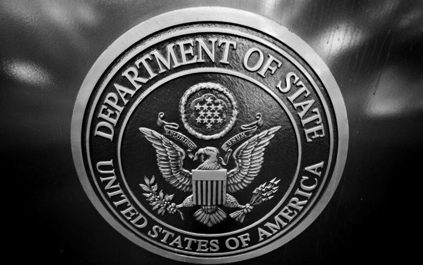 Держдепартамент США наказав дипломатам, які не займають критично важливих посад, виїхати з України