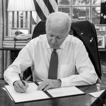 U.S. President Joe Biden signs an executive order, in Washington Байден підписав санкції проти ЛНР і ДНР