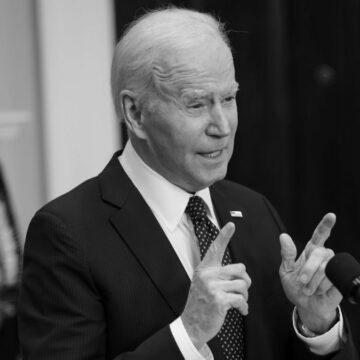 Президент США Байден засудив російську агресію та повідомив про перший пакет санкцій
