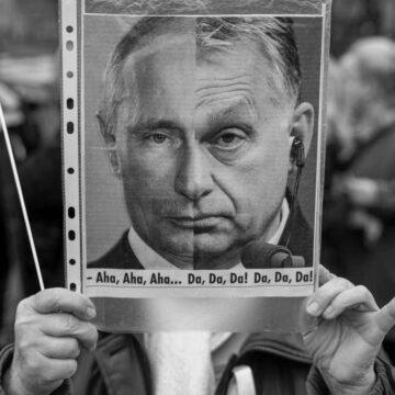 “Орбан, забирайся геть” і “Росіяни, додому” – в Угорщині масові протести