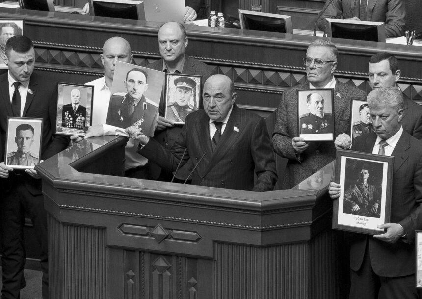 Петиція про позбавлення нардепів від ОПЗЖ мандатів набрала майже 28 тисяч голосів
