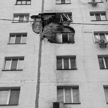 Уламки ракети пошкодили багатоповерхівку під Києвом (фото)