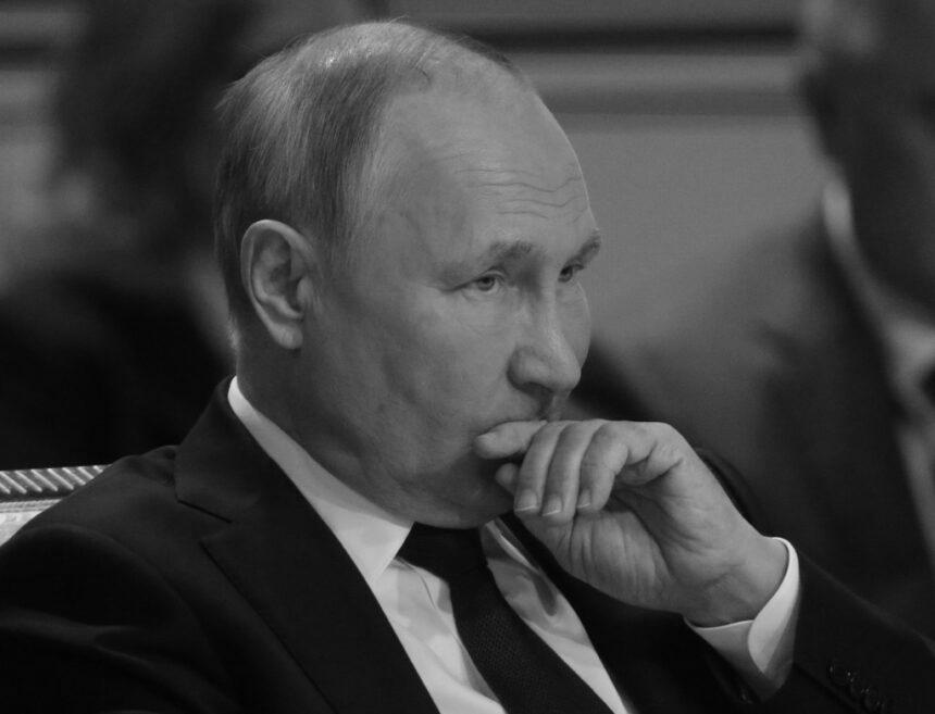 “Путіна можуть ізолювати в його ж резиденції, подібно до Горбачова”