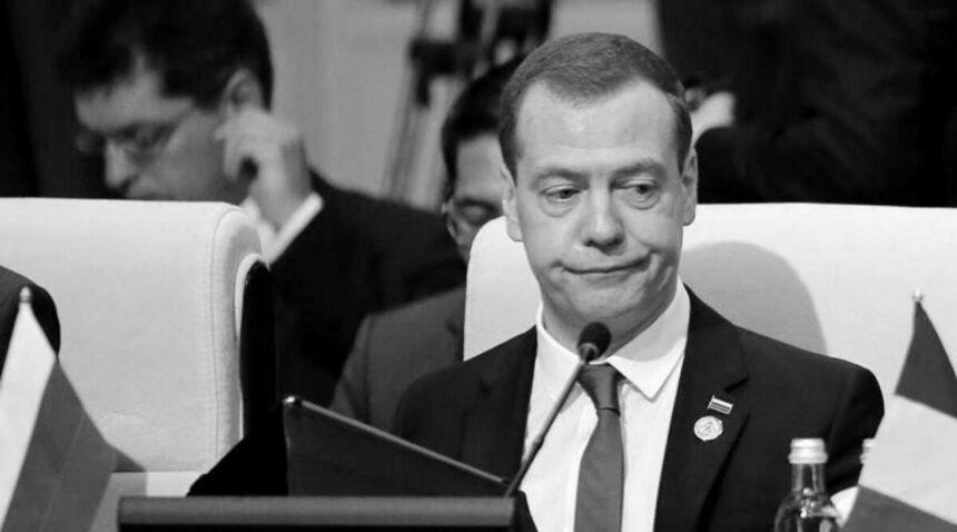 Медведєв прагне вбивства Зеленського. Подоляк відреагував