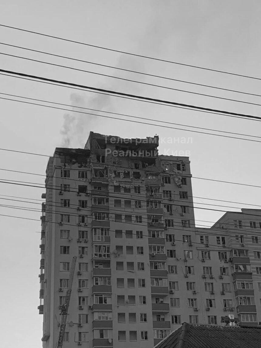 У Голосіївському районі Києва, внаслідок падіння уламків, сталася пожежа. Одна людина загинула (відео)