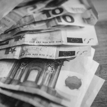 Курс євро рвонув донизу, що з іншими валютами