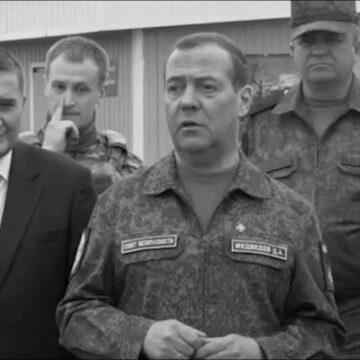 Медведєв у військовій формі пригрозив знищити “осине гніздо” в Києві