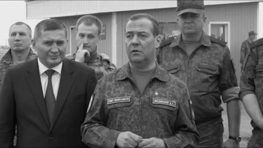 Медведєв у військовій формі пригрозив знищити “осине гніздо” в Києві