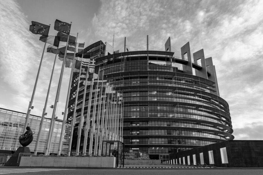 Європарламент закликав Зеленського не підписувати скандальний законопроєкт