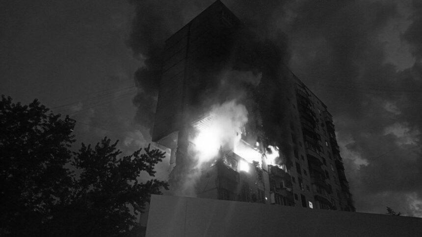Внаслідок вибуху в Дніпровському районі столиці палає 16-ти поверховий будинок