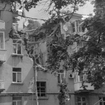 Росія вдарила по житловому будинку в Сумах