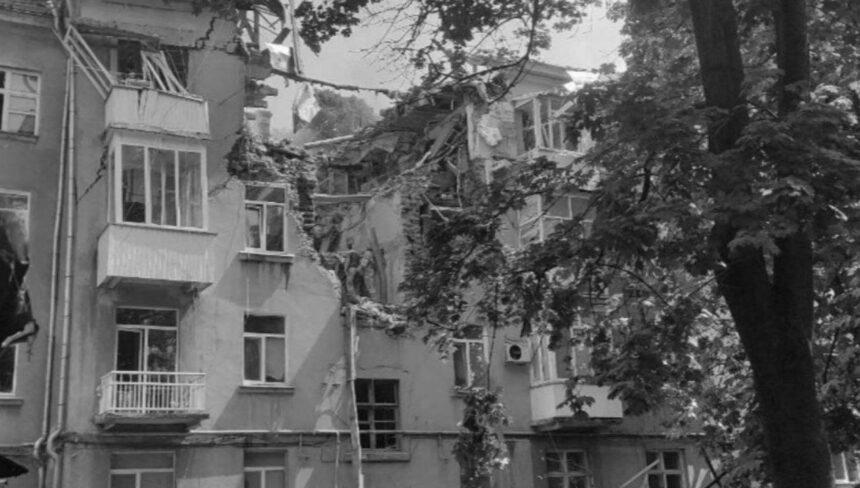 Росія вдарила по житловому будинку в Сумах