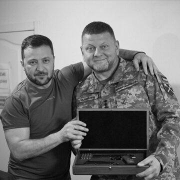 Зеленський нагородив Залужного іменною вогнепальною зброєю (відео)