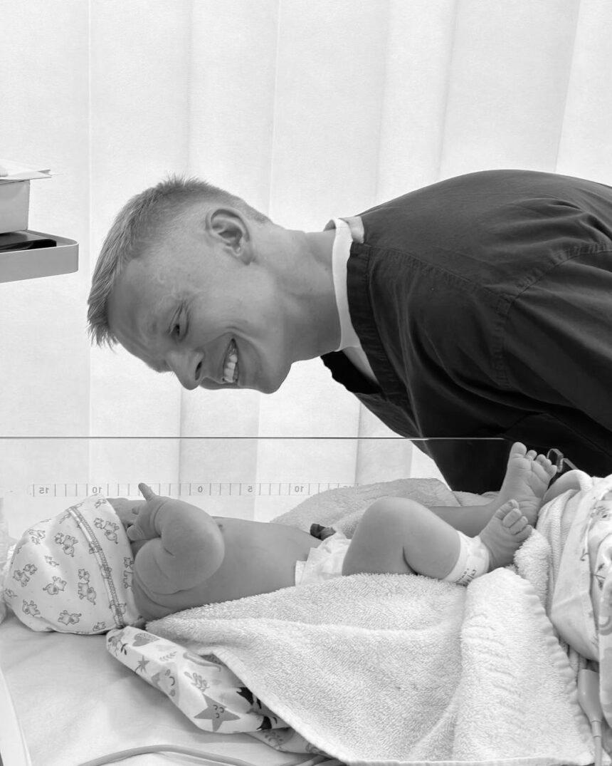 У родині футболіста збірної України поповнення: Зінченко показав фото новонародженої доньки
