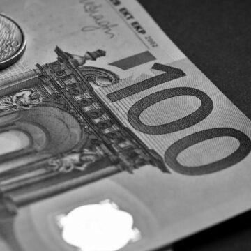 Євро дешевшає другий день поспіль: курс валют на 17 серпня