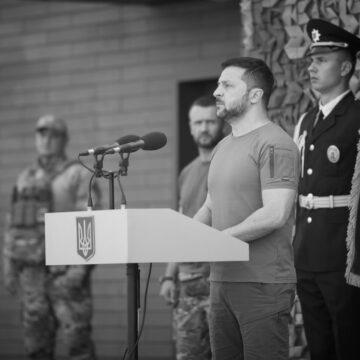 “Слова завжди менші, ніж те, що ми відчуваємо” – Зеленський вшанував загиблих героїв війни
