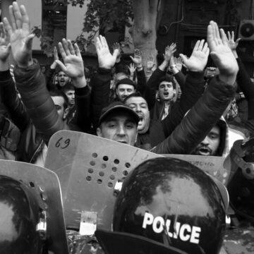 У Єревані масові протести: люди штурмують будівлю уряду